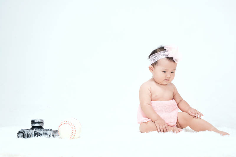 可爱的宝宝在毛茸茸的垫子上玩耍图片