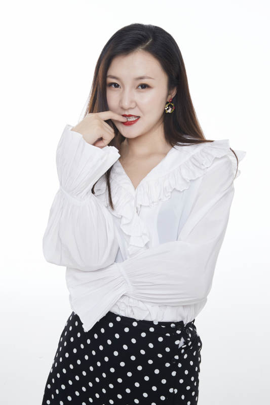 棚拍白色背景亚洲女性行政文员图片