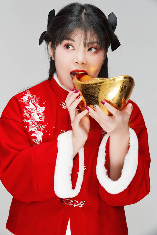 手捧金元宝身穿喜庆汉服的可爱少女图片