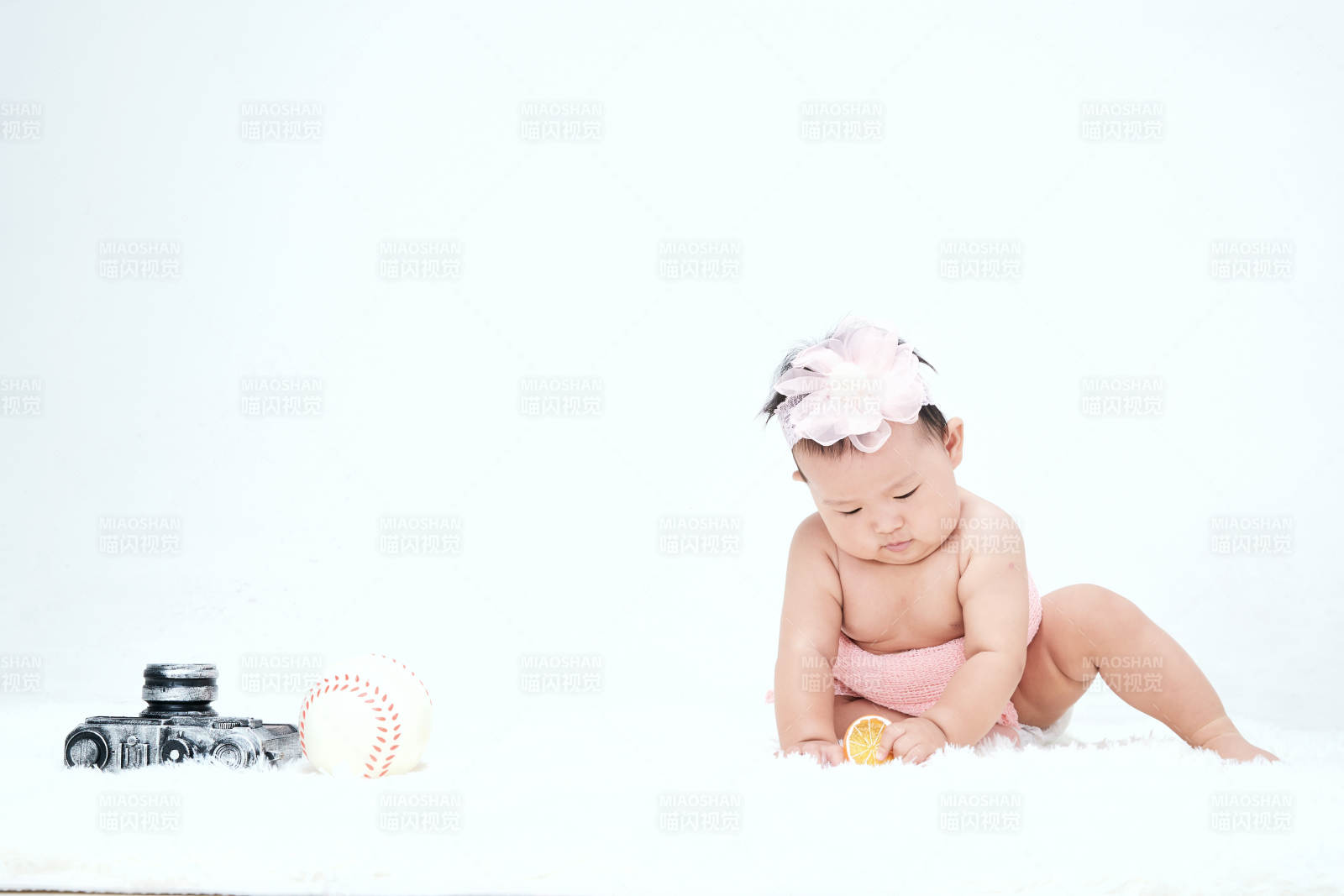 可爱的宝宝在毛茸茸的垫子上玩耍图片