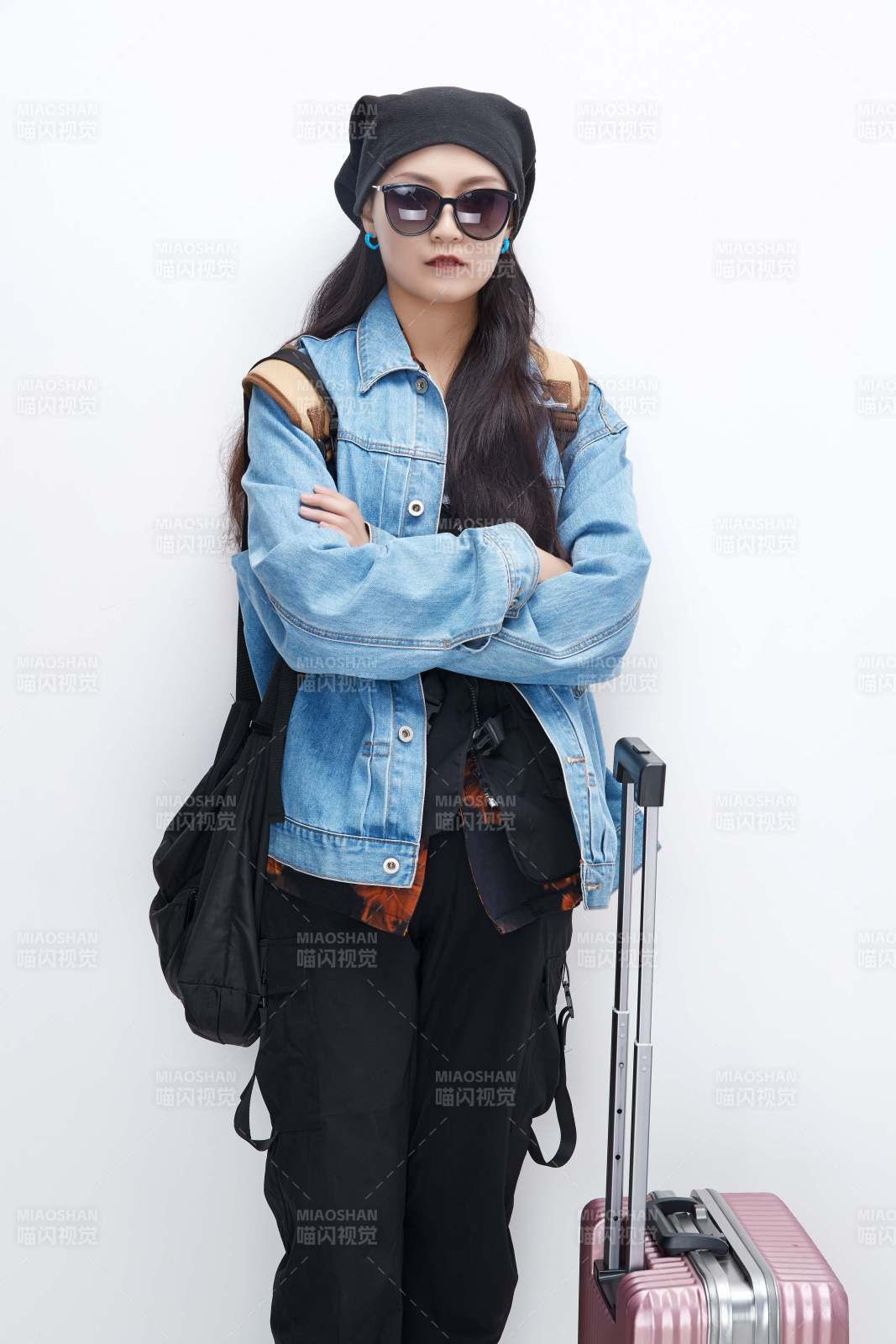 白色背景下准备出发旅行的美丽东方女大学生图片