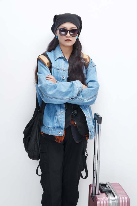 白色背景下准备出发旅行的美丽东方女大学生图片