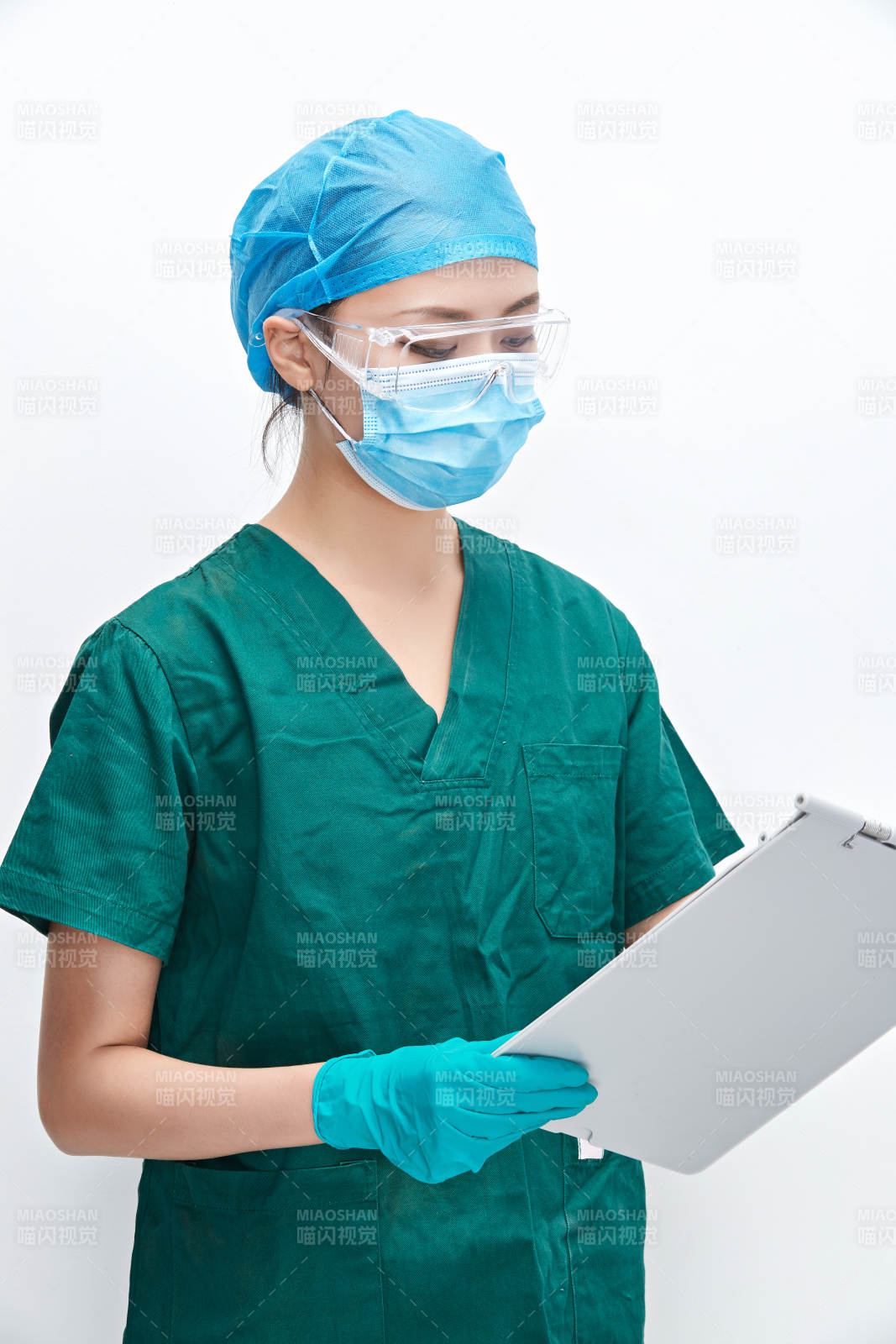 白色背景下的外科手术医疗人员形象图片