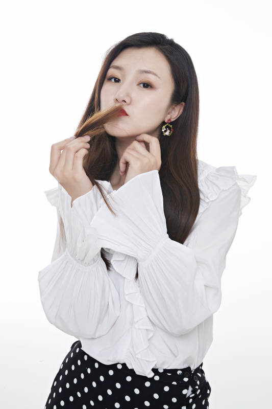 棚拍白色背景亚洲女性行政文员图片