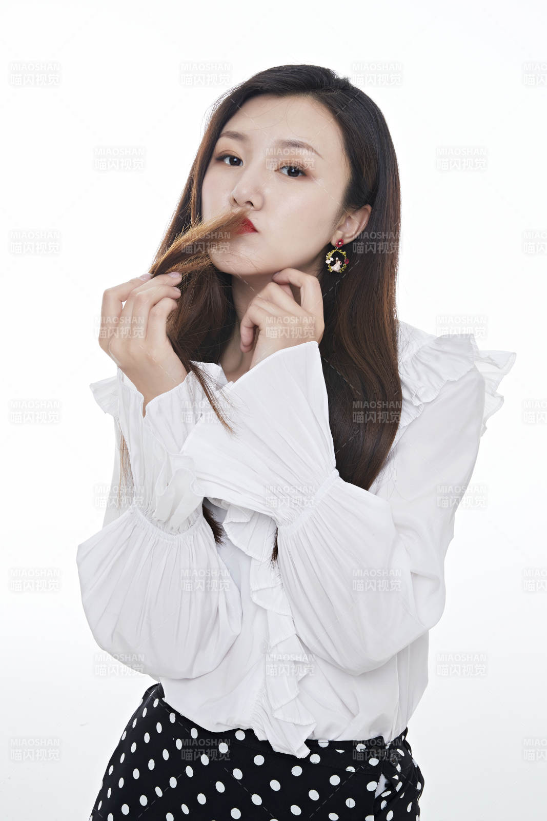 棚拍白色背景亚洲女性行政文员图片