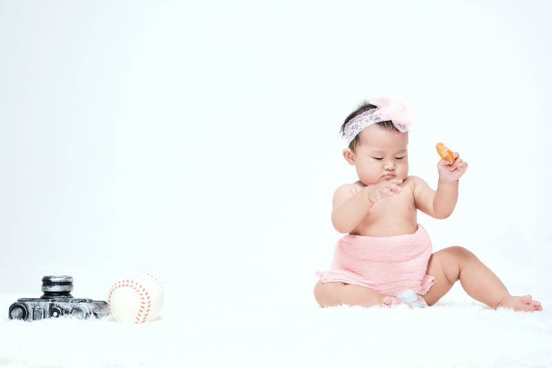 可爱的宝宝在毛茸茸的垫子上玩耍图片