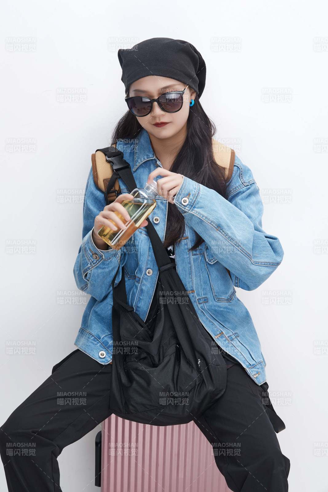 白色背景下准备出发旅行的美丽东方女大学生图片