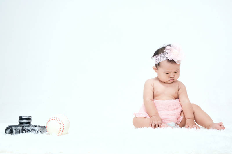 可爱的宝宝在毛茸茸的垫子上玩耍图片