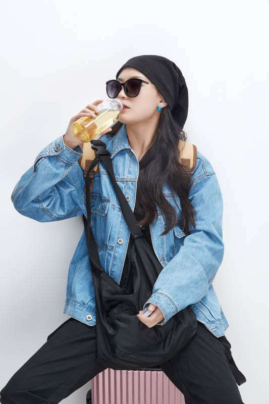 白色背景下准备出发旅行的美丽东方女大学生图片