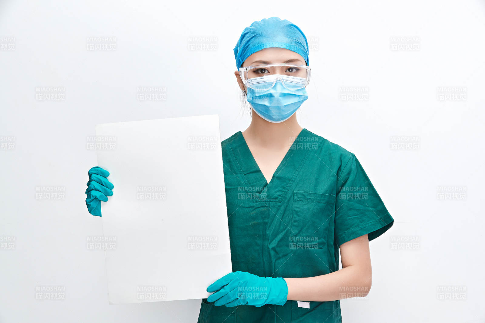 白色背景下的外科手术医疗人员形象图片