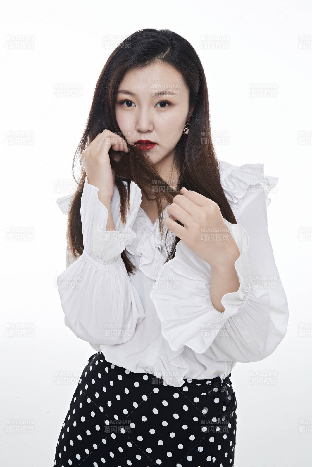 棚拍白色背景亚洲女性行政文员图片