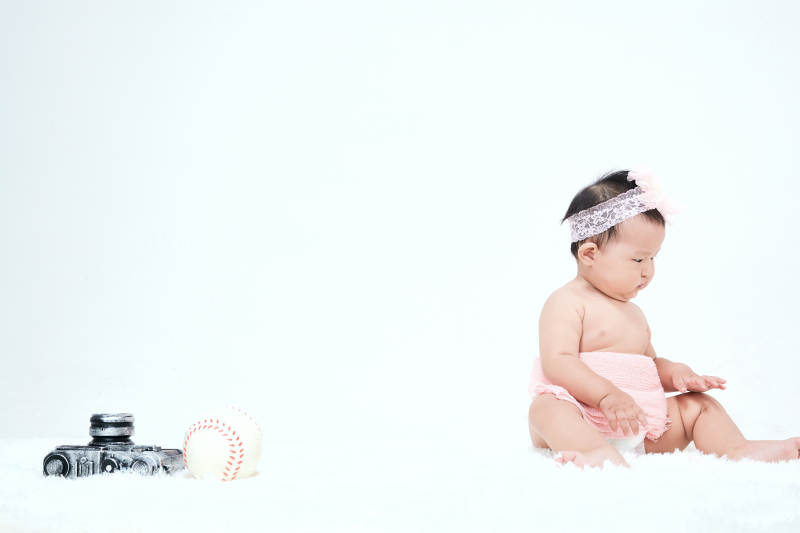 可爱的宝宝在毛茸茸的垫子上玩耍图片