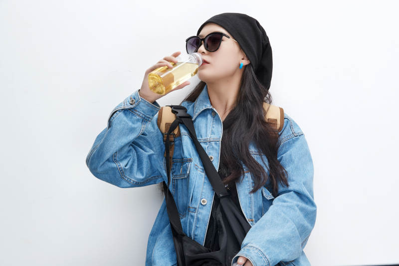 白色背景下准备出发旅行的美丽东方女大学生图片