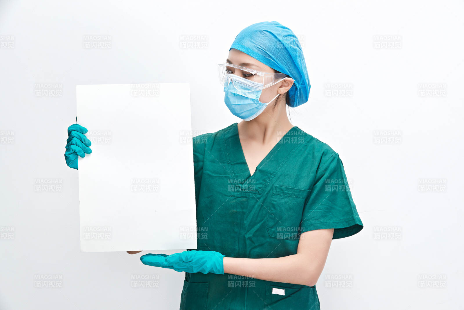 白色背景下的外科手术医疗人员形象图片