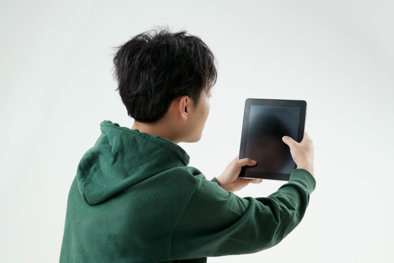 沉浸在网络恋爱世界的青年男子图片