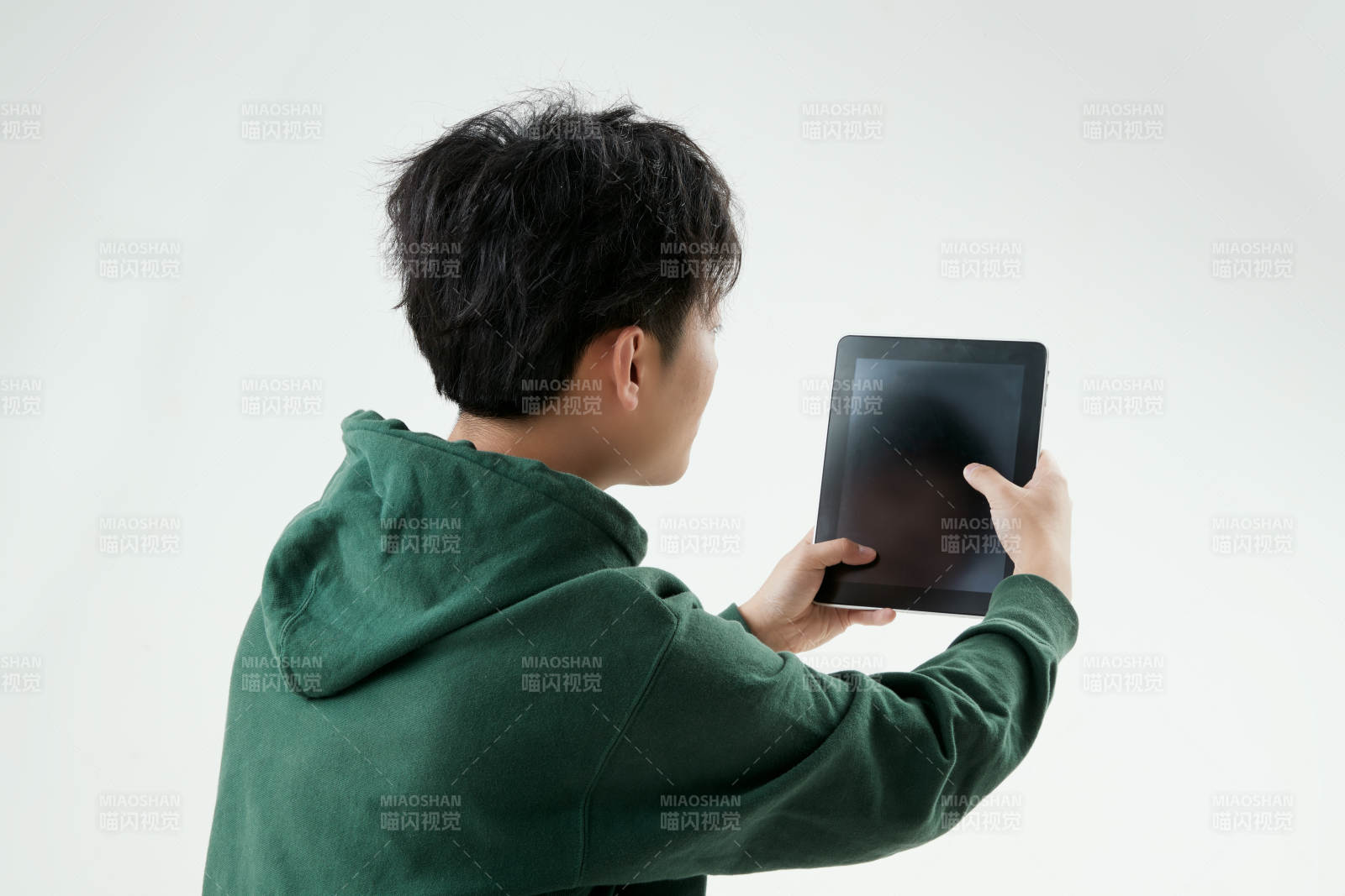 沉浸在网络恋爱世界的青年男子图片