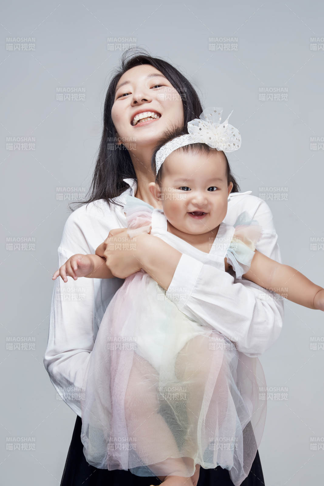 妈妈陪伴宝宝快乐的玩耍图片