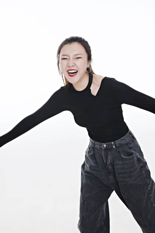 跳街舞的青年女性图片