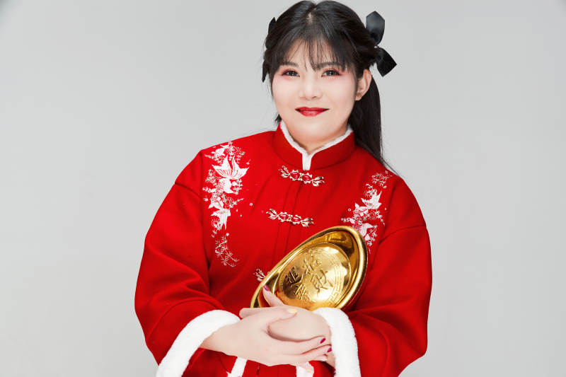 手捧金元宝身穿喜庆汉服的可爱少女图片