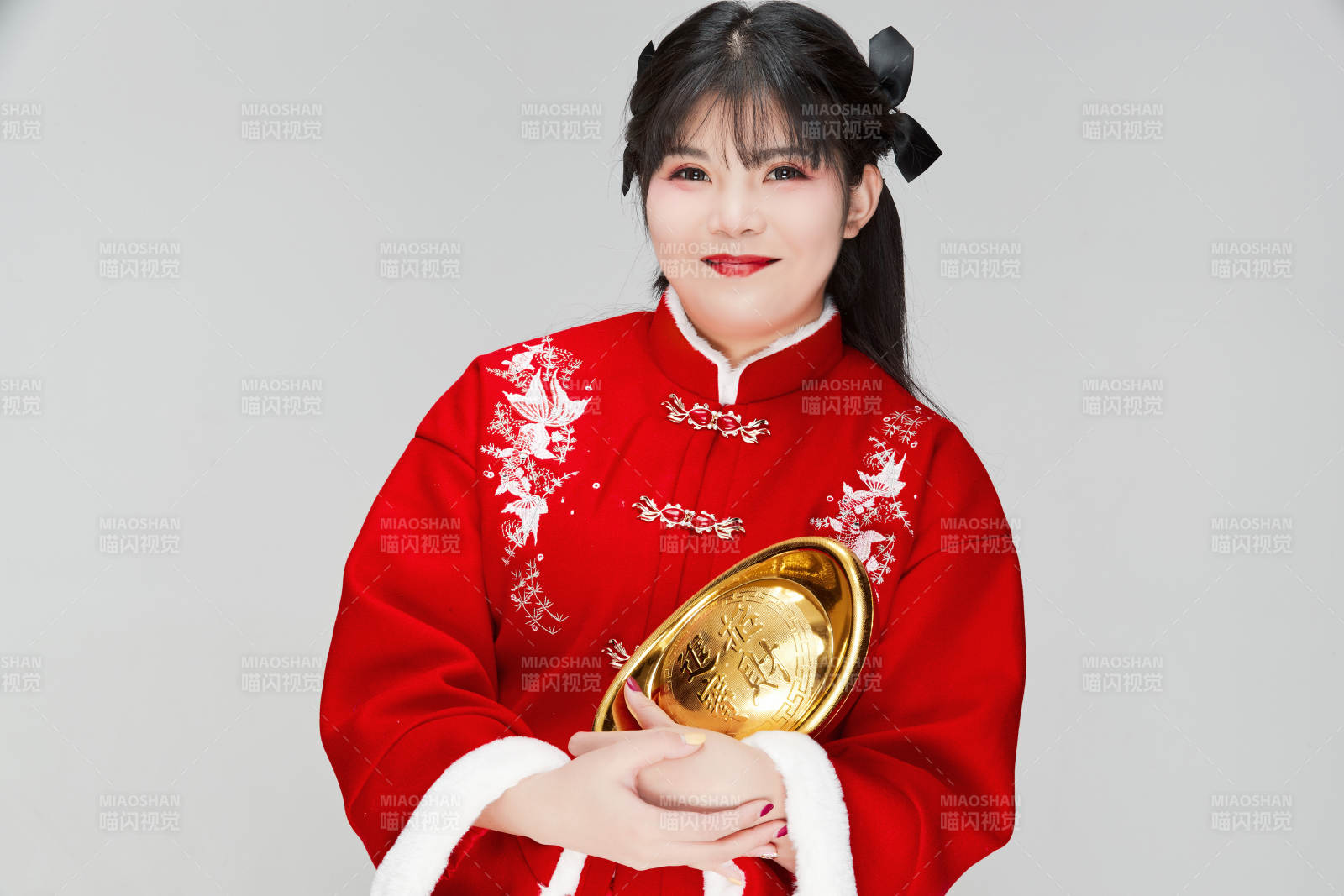 手捧金元宝身穿喜庆汉服的可爱少女图片