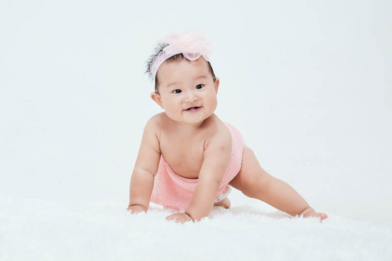 可爱的宝宝在毛茸茸的垫子上玩耍图片