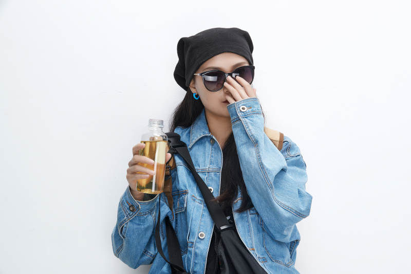 白色背景下准备出发旅行的美丽东方女大学生图片