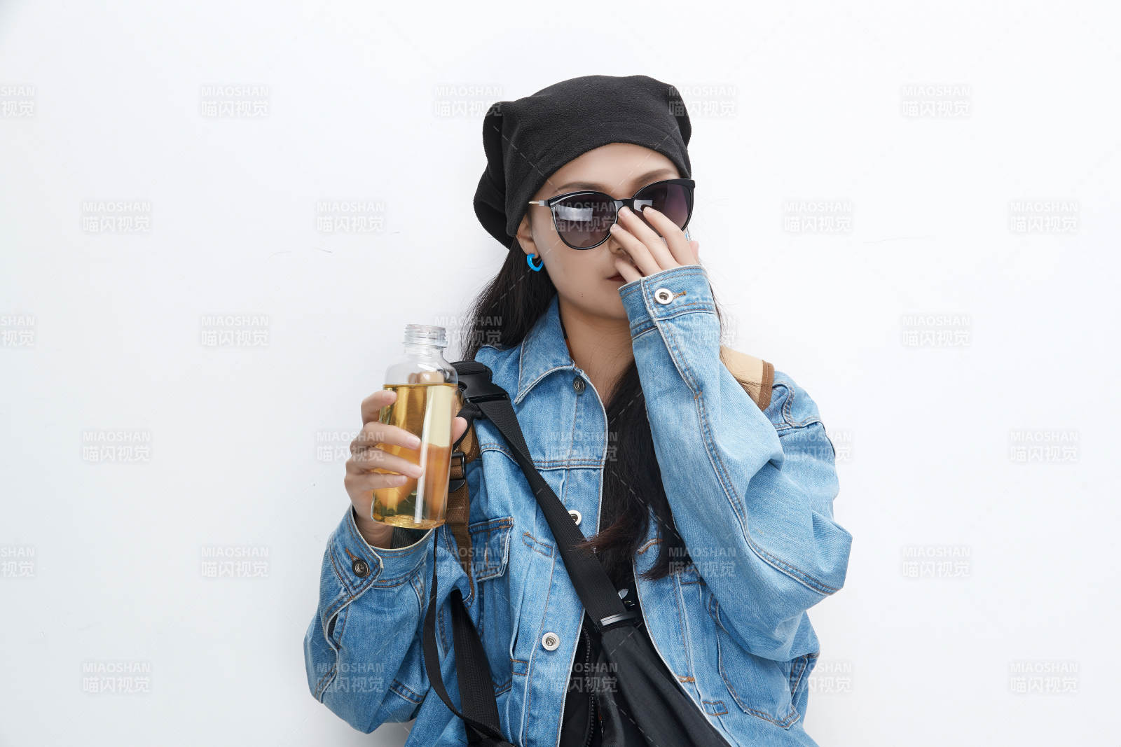 白色背景下准备出发旅行的美丽东方女大学生图片