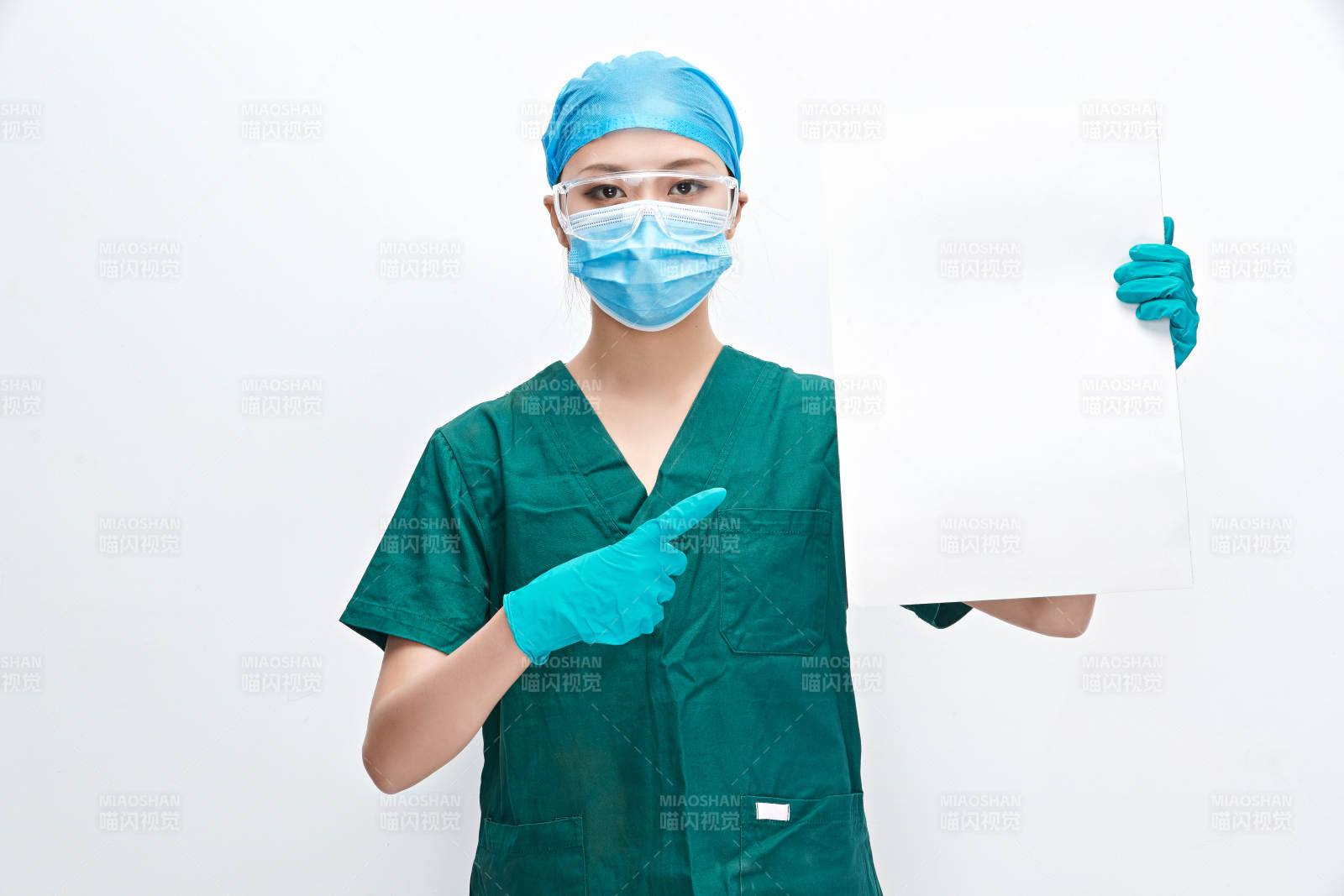 白色背景下的外科手术医疗人员形象图片