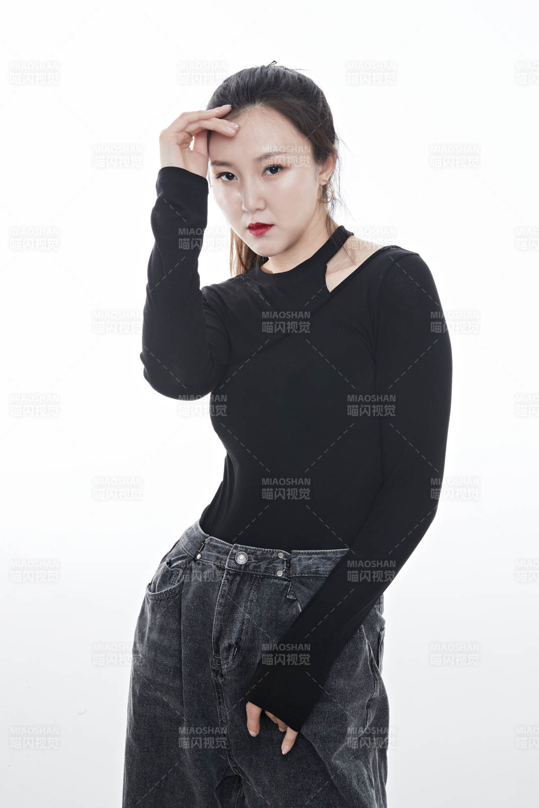 跳街舞的青年女性图片