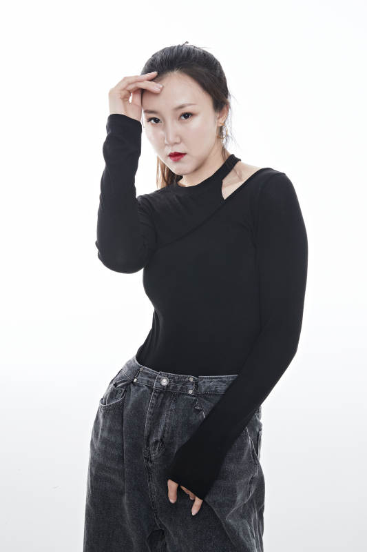 跳街舞的青年女性图片