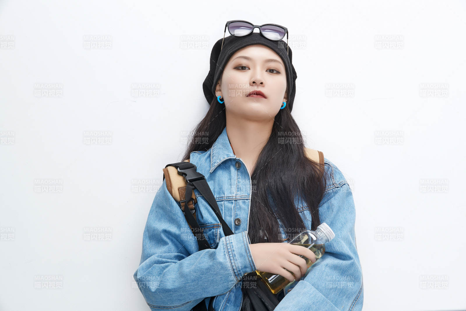 白色背景下准备出发旅行的美丽东方女大学生图片