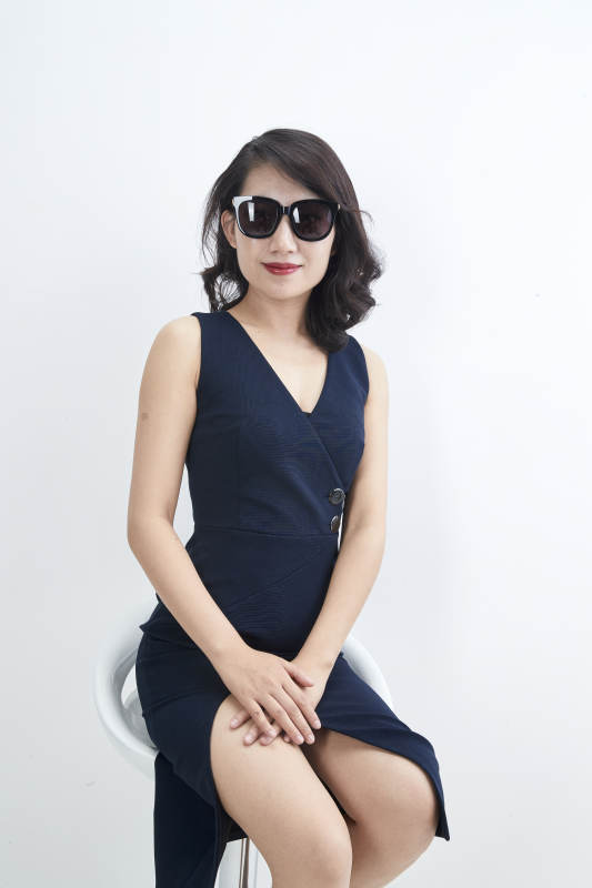 白色背景上的戴墨镜的时尚亚洲女性图片