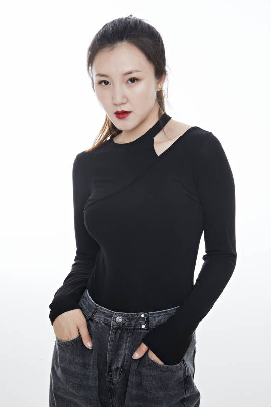 跳街舞的青年女性图片