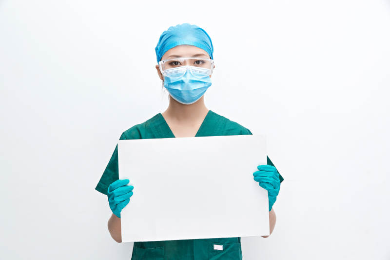 白色背景下的外科手术医疗人员形象图片