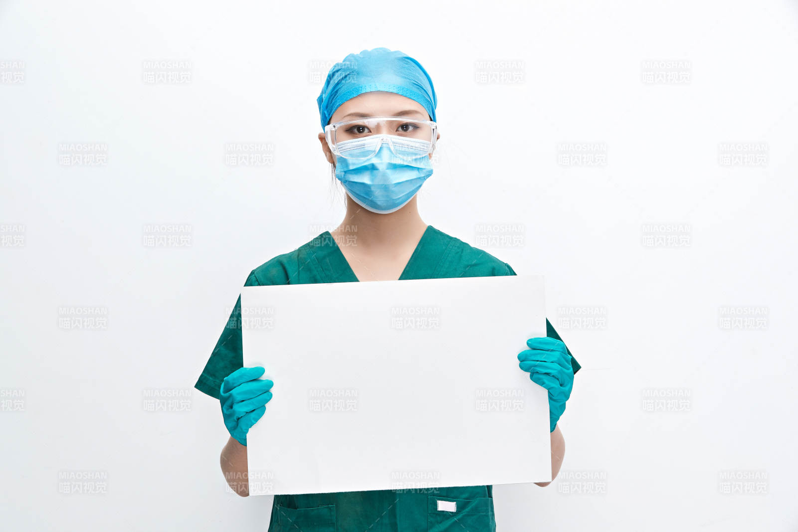 白色背景下的外科手术医疗人员形象图片
