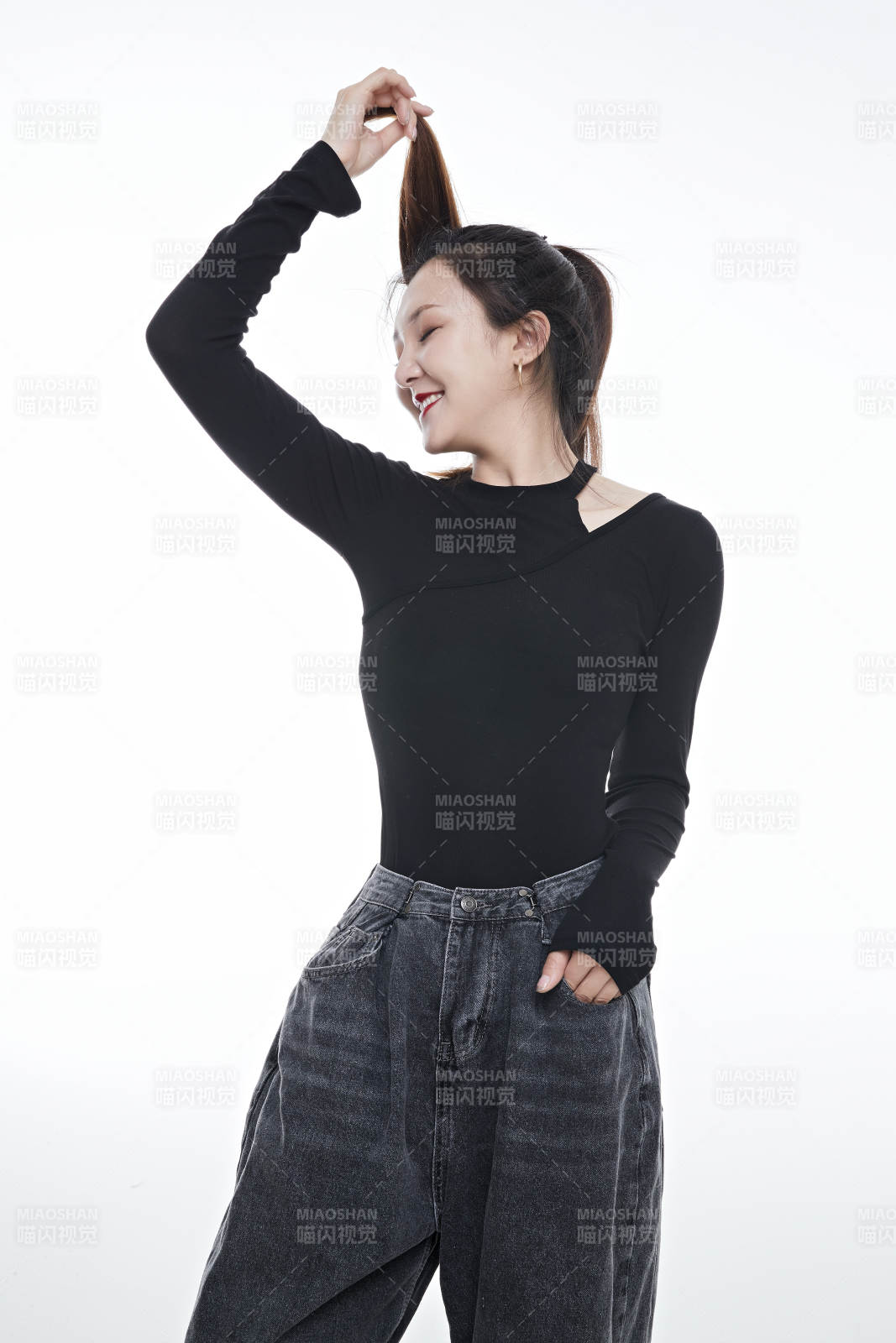 跳街舞的青年女性图片