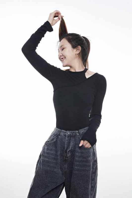 跳街舞的青年女性图片