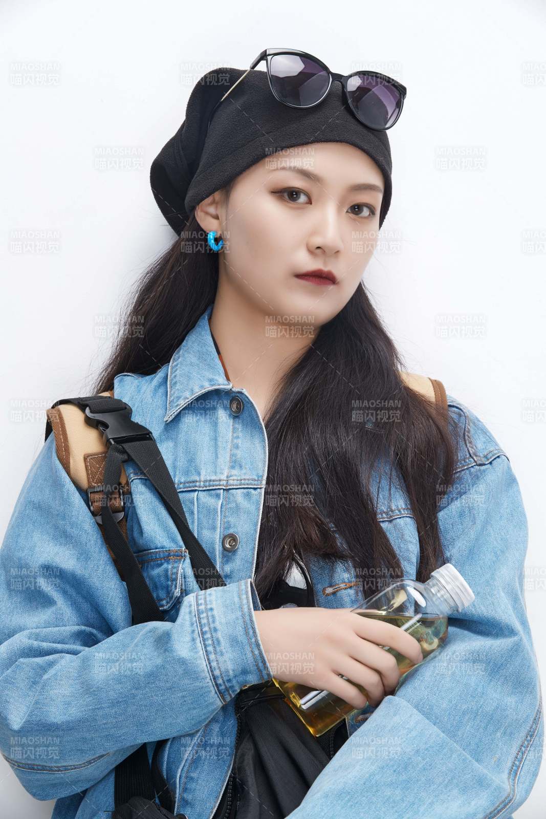 白色背景下准备出发旅行的美丽东方女大学生图片