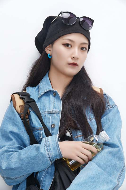 白色背景下准备出发旅行的美丽东方女大学生图片