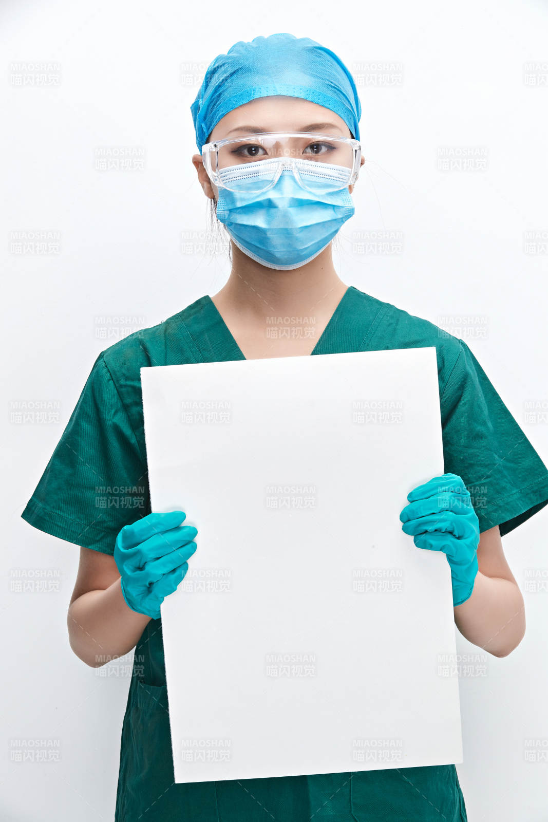 白色背景下的外科手术医疗人员形象图片