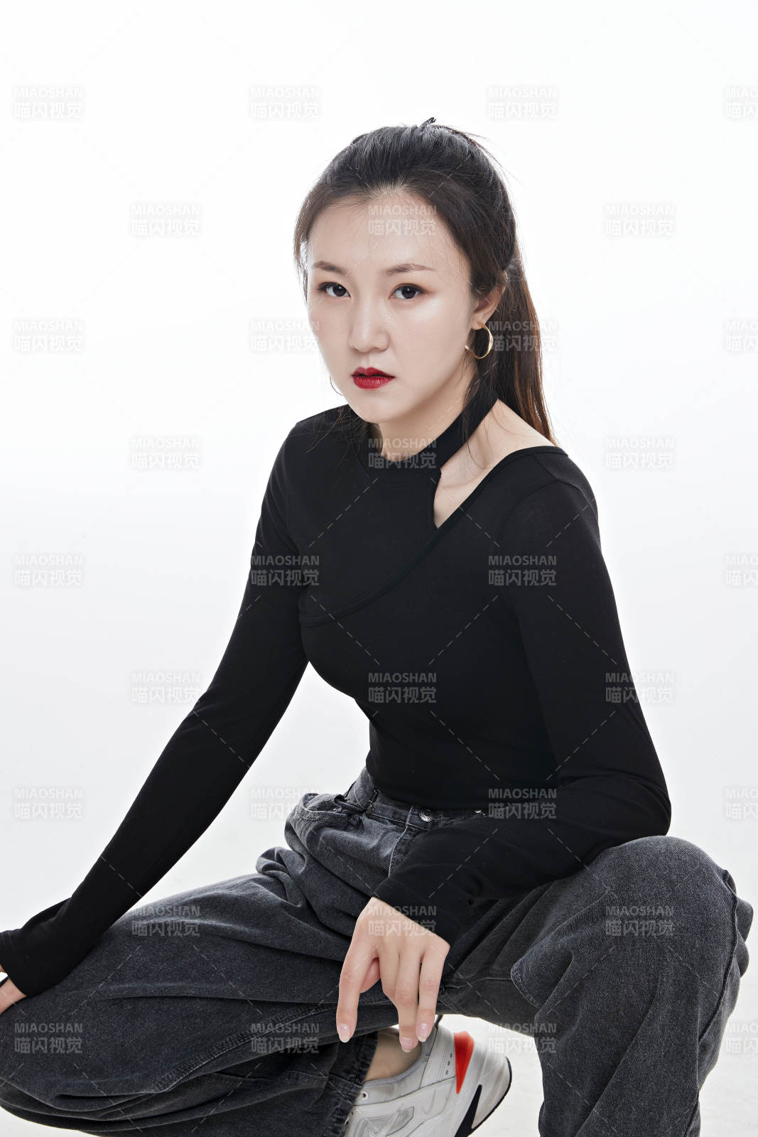 跳街舞的青年女性图片