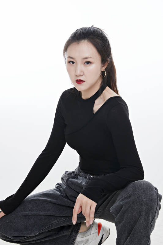 跳街舞的青年女性图片