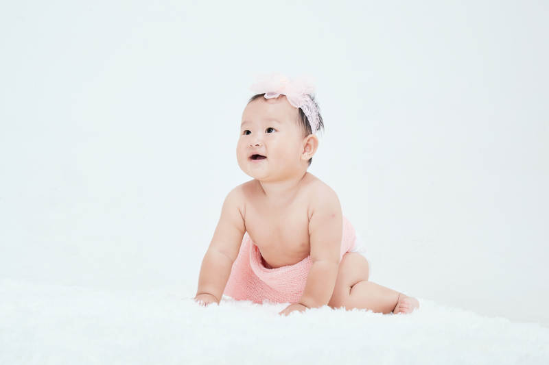 可爱的宝宝在毛茸茸的垫子上玩耍图片