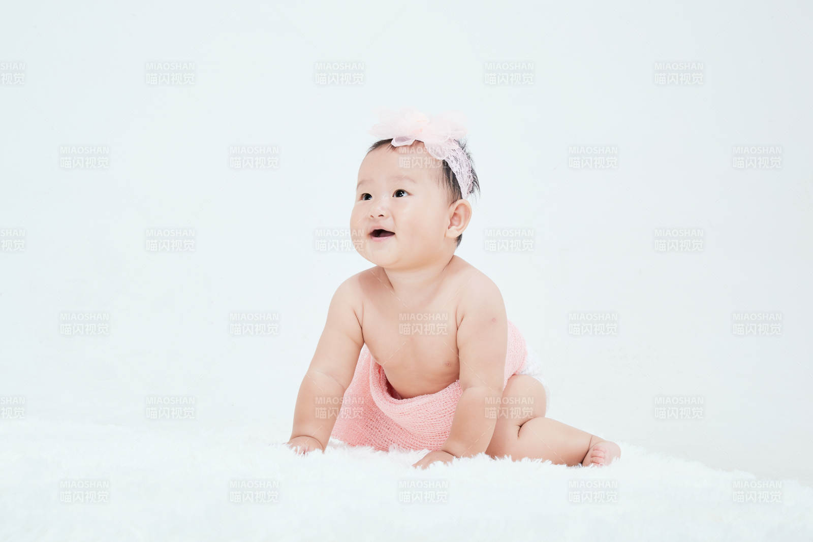 可爱的宝宝在毛茸茸的垫子上玩耍图片