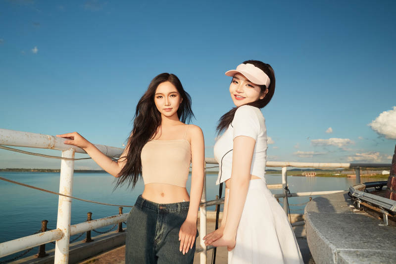 盛夏在景区湖边灯塔上拍照游玩的美女们图片