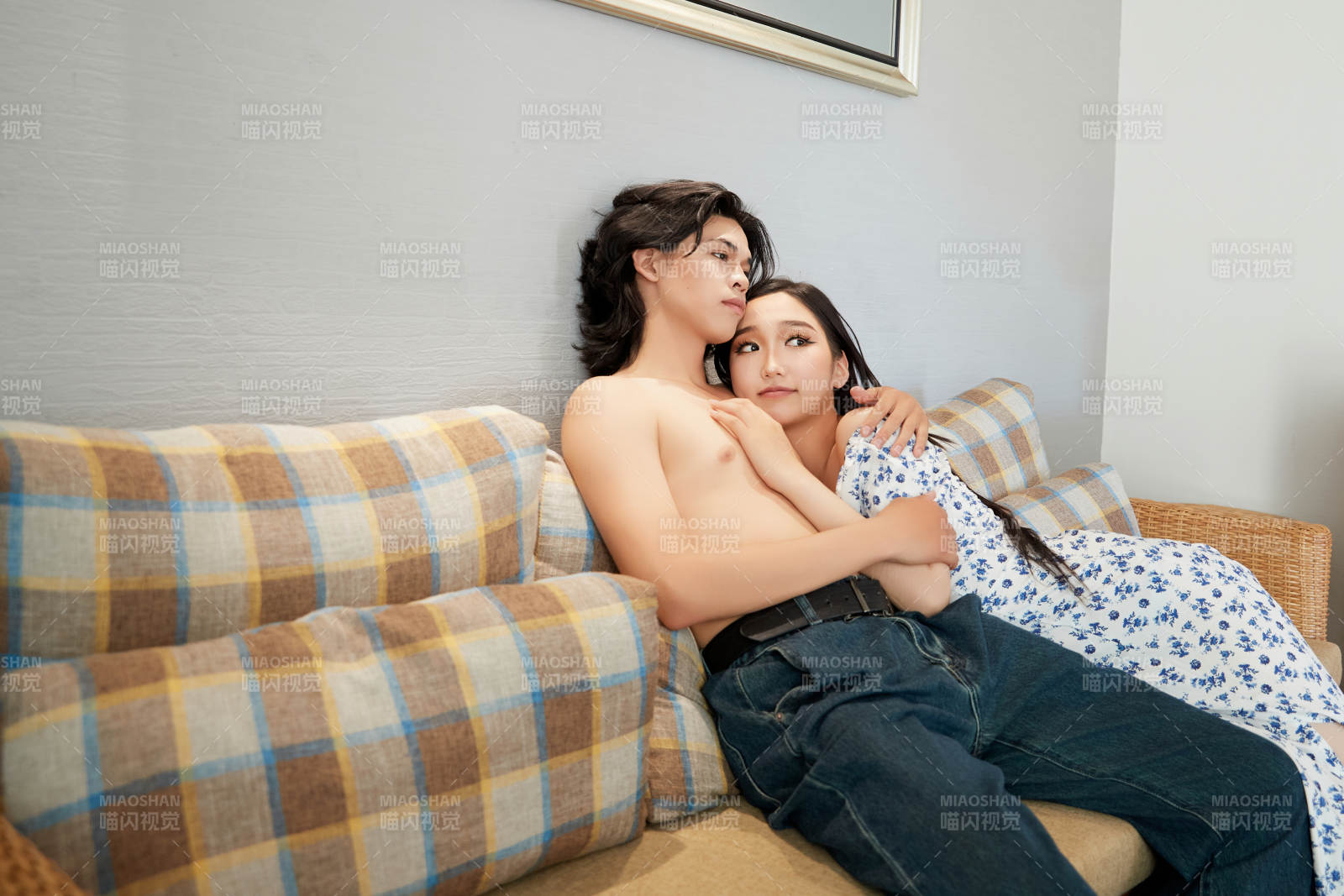 假日居家休息的青年情侣图片