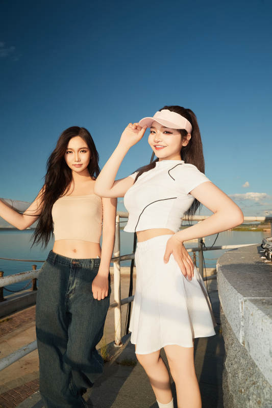 盛夏在景区湖边灯塔上拍照游玩的美女们图片