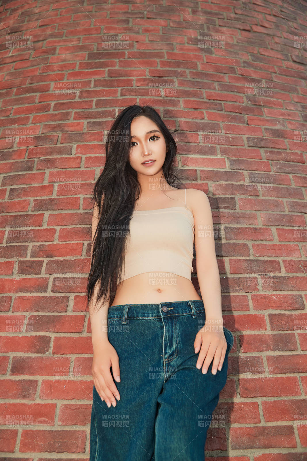 盛夏在景区湖边灯塔上拍照游玩的美女图片