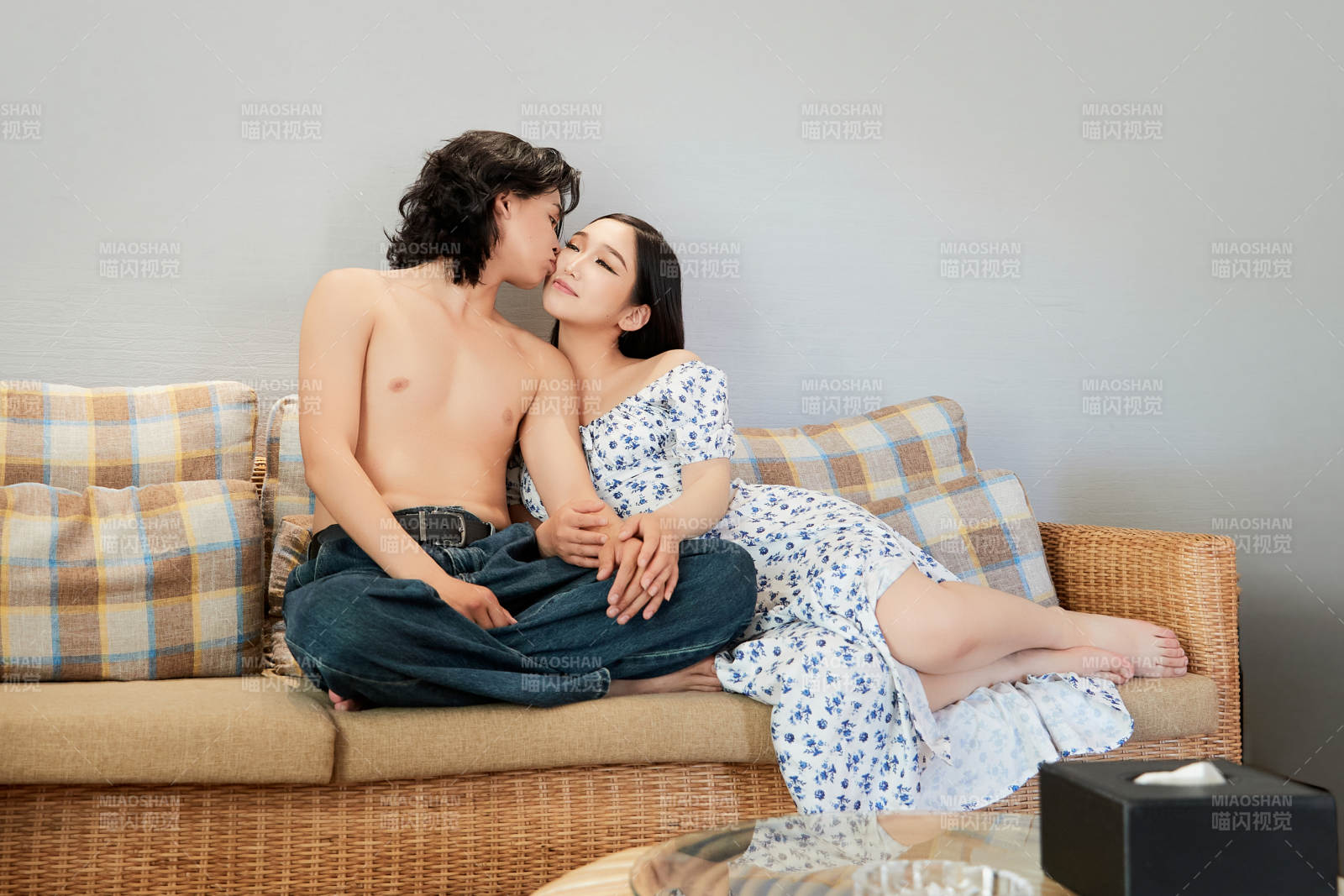 假日居家休息的青年情侣图片