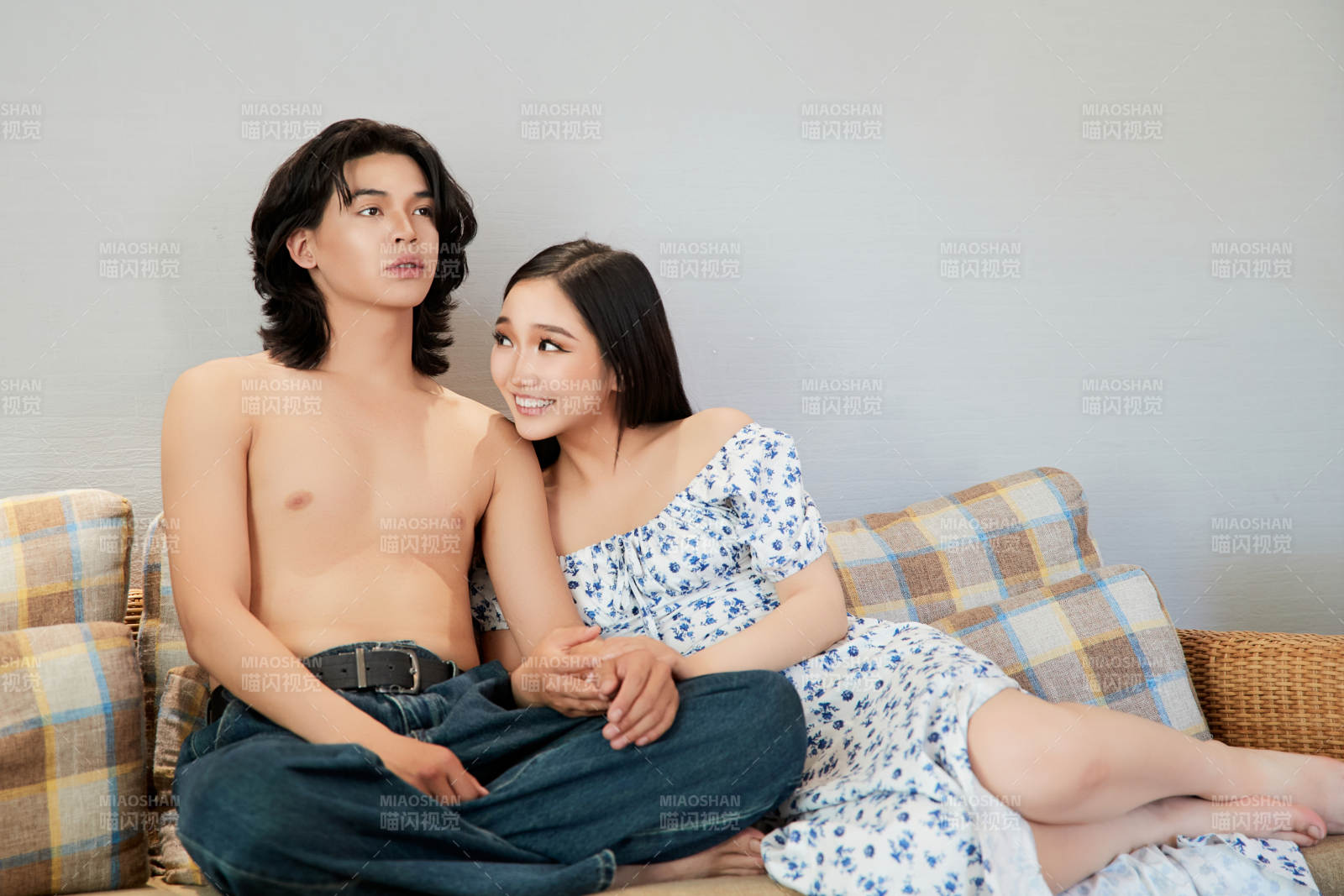 假日居家休息的青年情侣图片